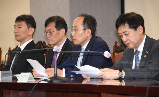 Finance Minister Choo Kyung-ho, second from right, speaks at a meeting held in central Seoul Thursday after the Federal Reserve held the rate steady for the first time after 15 months of hikes. [MINISTRY OF ECONOMY AND FINANCE]