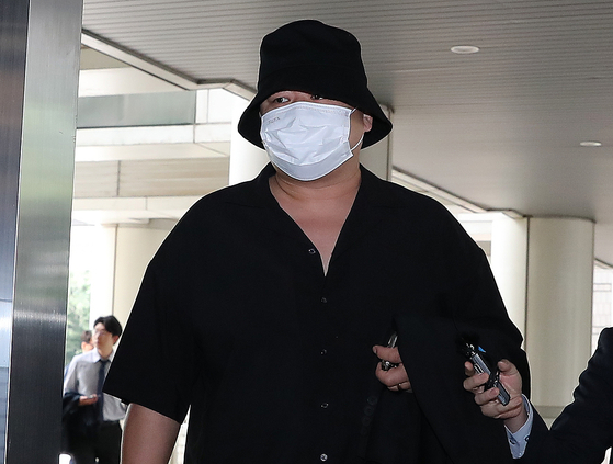 Producer and chef Don Spike enters the Seoul High Court for his second trial on illegal drug use on Thursday [YONHAP]