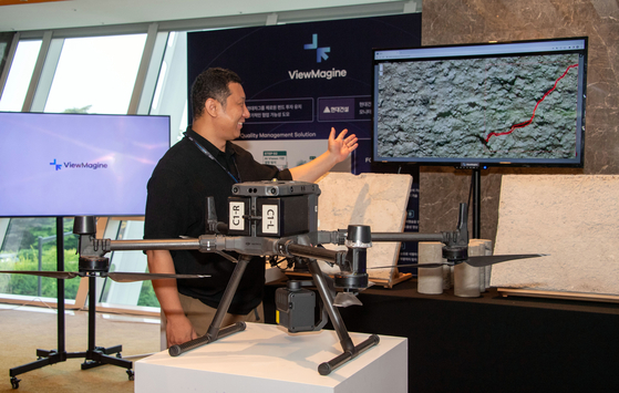 ViewMagine offers VODA service, which helps companies detects defects on the walls of their buildings through the AI drone and their technology to analyze the data. [HYUNDAI MOTOR] 