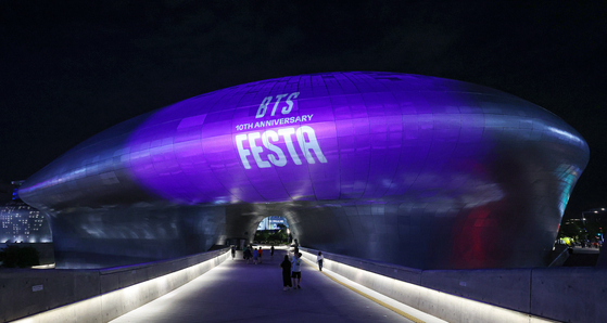 The Dongdaemun Design Plaza (DDP) in central Seoul is lit in purple on Monday, as part of the ″2023 BTS Festa″ held in celebration of K-pop boy band BTS's 10th anniversary of its debut. [YONHAP]