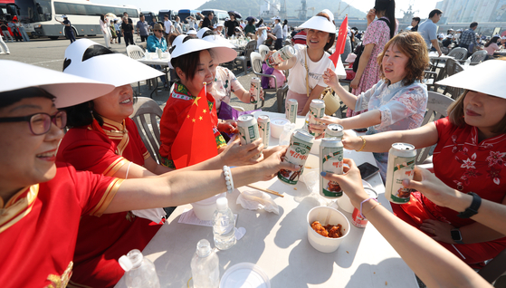 Tourists from 10 regions including Taiwan, Hong Kong, Thailand, Vietnam, Indonesia, U.S. and Russia participate in the “1883 Incheon Maekgang Party” in Incheon on Thursday. Incheon Metropolitan Government and the Incheon Tourism Organization organized the massive fried chicken and beer festival to celebrate the end of the Covid-19 pandemic and promote tourism to the city. Incheon became Korea's first port to open to international trade in 1883. [YONHAP]