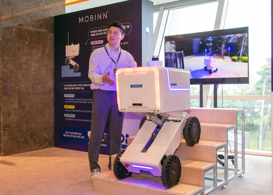 Mobinn's delivery robot with lightweight rubber wheels freely navigates stairs. [HYUNDAI MOTOR] 