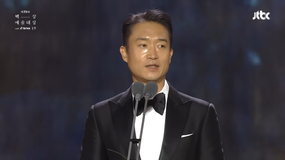 Actor Jo Woo-jin gives a speech after receiving the Best Supporting Actor in the TV section for his portrayal of Byun Ki-tae in the 2022 hit Netflix original series ″Narco-Saints″ at the 59th Baeksang Arts Awards held on April 28 in Incheon. [SCREEN CAPTURE]