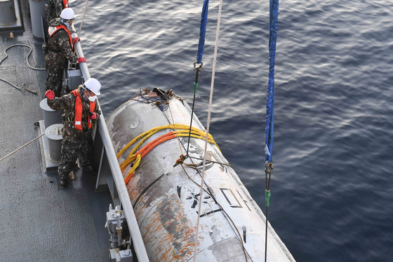 South Korea’s military retrieves part of the sunken North Korean satellite launch vehicle from the Yellow Sea after 15 days of salvage operations Thursday evening, in a photo released by the Joint Chiefs of Staff Friday. [NEWS1]