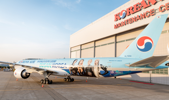 The photo shows Korean Air's Boeing 777-300ER with a special livery featuring girl group Blackpink to support Korea's bid to host the World Expo 2030 in Busan. Korean Air will operate a special charter flight with the Blackpink livery to Paris on Sunday, where the General Assembly of the Bureau International des Expositions will take place. About 200 people, including key Expo Bid Committee members and company representatives, will be on board. [KOREAN AIR]