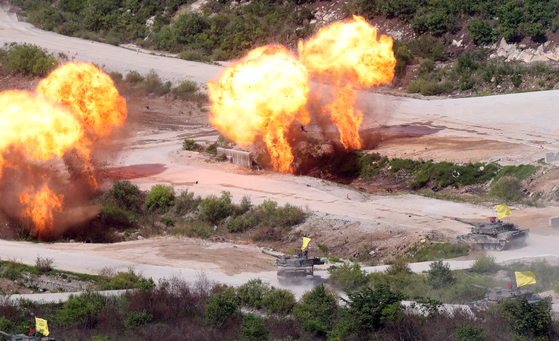 South Korean and U.S. military forces take part in a large-scale combined live-fire drill at the Seungjin Fire Training Field in Pocheon, Gyeonggi, near the inter-Korean border on Thursday. [JOINT PRESS CORPS]