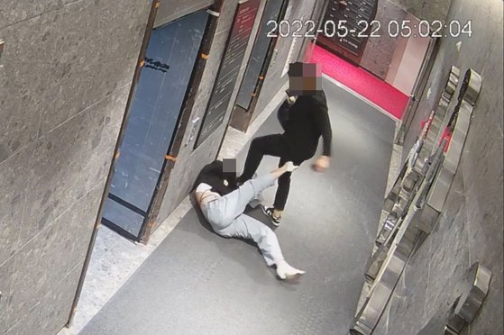 A CCTV footage provided by the victim's law firm shows the man sentenced to 20 years in prison for attempted murder and sexual assault kicking a young woman in the head at her apartment building in Busan on May 22, 2022. [JOONGANG PHOTO] 