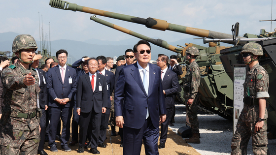  President Yoon Suk Yeol, center, observes the largest-ever combined live-fire drill with South Korean and U.S. forces at the Seungjin Fire Training Field in Pocheon, Gyeonggi, near the inter-Korean border on Thursday. [JOINT PRESS CORPS] 