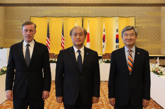 National Security Adviser Cho Tae-yong, right, U.S. National Security Adviser Jake Sullivan, left, and Japan's National Security Secretariat Secretary General Takeo Akiba pose for a photo at their meeting in Tokyo on Thursday. [PRESIDENTIAL OFFICE]