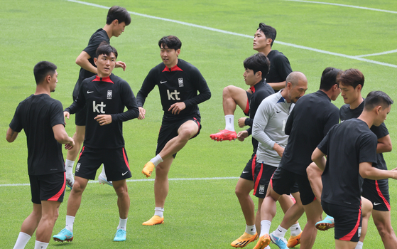 The Korean national team trains at Busan Asiad Main Stadium in Busan on Thursday. [JOONGANG ILBO]