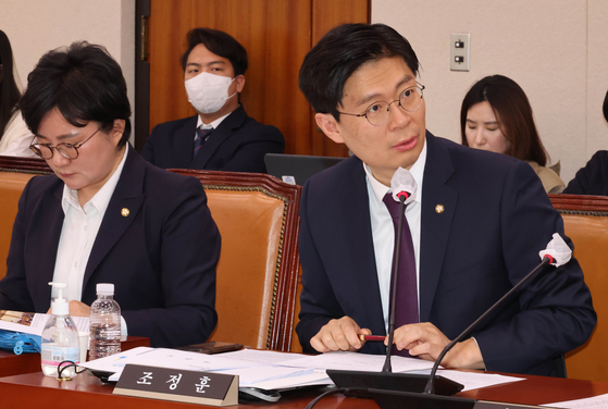 Rep. Cho Jung-hun of Transition Korea Party speaks during a hearing at the National Assembly on March 29. [YONHAP] 