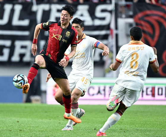 FC Seoul's Hwang Ui-jo, left, passes the ball during a K League game against the Pohang Steelers at Seoul World Cup Stadium in Mapo District, western Seoul on Sunday. [NEWS1] 