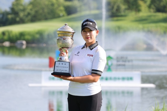 Hong Ji-won poses with the DB Group Korea Women’s Open Golf Championship trophy after winning the event at Rainbow Hills Country Club in Eumseong, North Chungcheong on Sunday. [KLPGA]