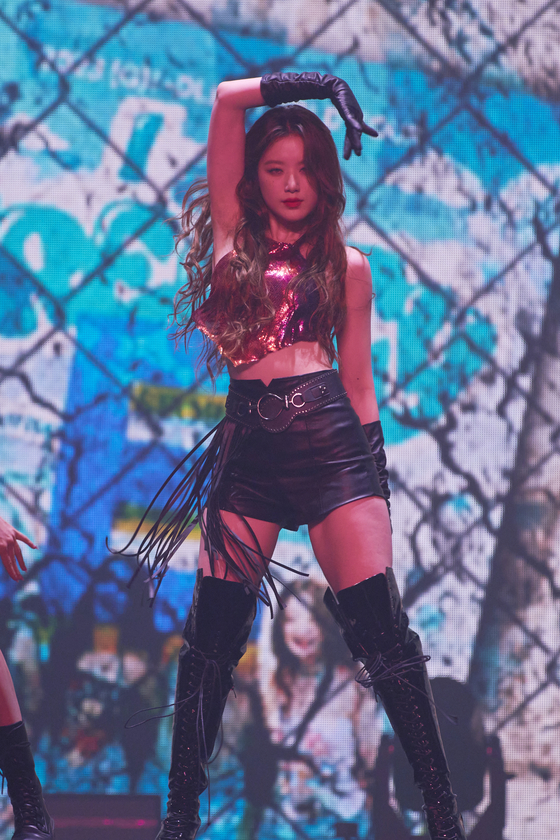 Shuhua performs during (G)I-DLE's second world tour, ″I am FREE-TY″ on Saturday at Jamsil Gymnasium in Songpa District, southern Seoul. [CUBE ENTERTAINMENT]       
