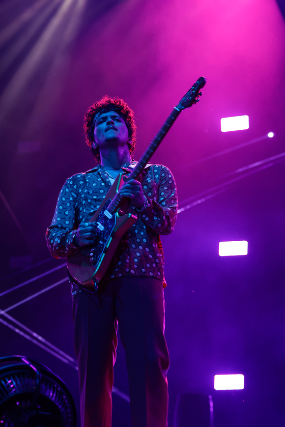 U.S. singer-songwriter Bruno Mars performs his hit tracks during the ″Hyundai Card Super Concert 27 Bruno Mars″ concert held on Saturday and Sunday at the Jamsil Olympic Main Stadium, southern Seoul. [HYUNDAI CARD]