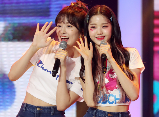 IVE's An Yu-jin, left, and Jang Won-young perform as IZ*ONE members in 2020. An was 16 and Jang was 15 at the time. [NEWS1]