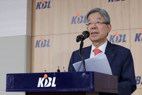 KBL president Kim Hee-ok announces the Goyang Day One Jumpers' expulsion from the league at the KBL Center in Gangnam District, southern Seoul on Friday. [NEWS1] 