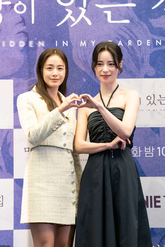 Actors Kim Tae-hee, left, and Lim Ji-yeon pose for a photo during a press conference for the drama ″Lies Hidden in My Garden″ at Stanford Hotel in Mapo District, western Seoul, on Monday. [GENIE TV]