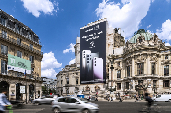 Samsung Electronics puts up a large-scale ad bearing a logo of Busan Expo on the wall of Opera Garnier in Paris. [NEWS1]