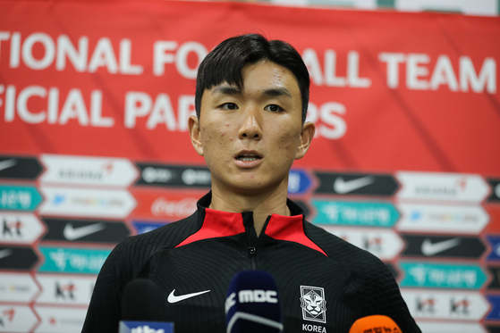 Hwang In-beom speaks to reporters at Daejeon World Cup Stadium in Daejeon on Sunday. [NEWS1]
