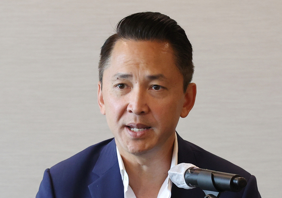 Viet Thanh Nguyen speaks to the press on June 15, in Jung District, central Seoul [YONHAP] 