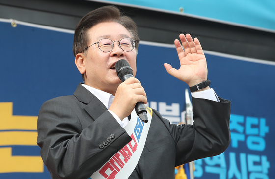 Democratic Party chief Lee Jae-myung speaks during a rally against the planned release of the Fukushima Daiichi Nuclear Power Plant's treated radioactive water on Saturday held in Incheon. [NEWS1]