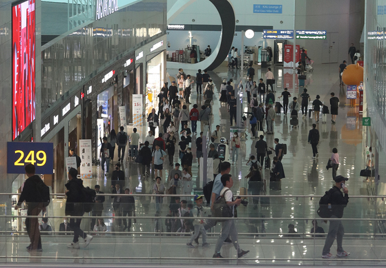 Incheon International Aiport bustles with travelers. [NEWS1]
