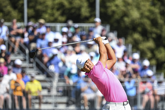 Tom Kim, also known as Kim Joo-hyung, plays his shot from the 18th tee during the third round of the 123rd U.S. Open Championship at the Los Angeles Country Club on Saturday in Los Angeles, California. [GETTY IMAGES]