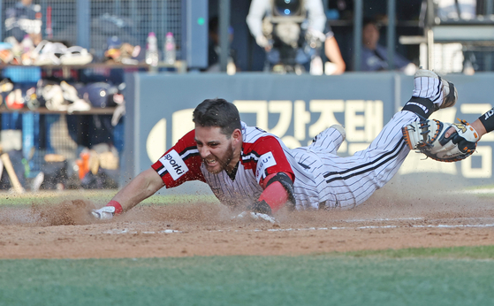 Austin Dean of the LG Twins slides home after hitting an inside-the-park home run against the Doosan Bears at the bottom of the second inning at Jamsil Baseball Stadium in southern Seoul on Sunday.  [YONHAP]