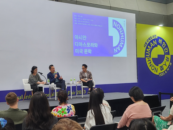 Viet Thanh Nguyen, center, talks about Asian diaspora and American literature at the Seoul International Book Fair in Coex, southern Seoul, on Saturday [LEE JIAN]