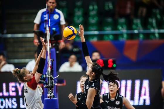 Korea's Jeong Ji-yun, right, attacks during a Volleyball Nations League game against Germany in Brasilia, Brazil on Sunday. [FIVB]