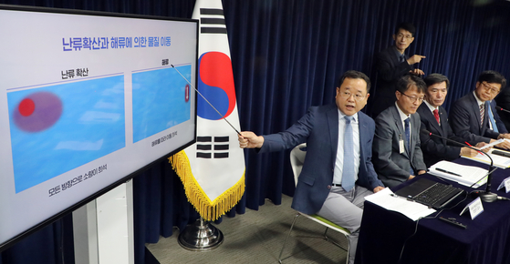 Cho Yang-ki, chief of Seoul National University's Research Institute of Oceanography, speaks during a daily briefing session on the Fukushima water release hosted by the government at the government complex in central Seoul on Monday. [NEWS1] 