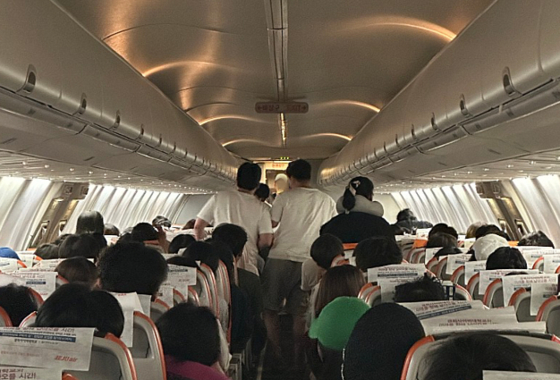 A photo posted to an online community around the time of the incident when an 18-year-old tried to open a passenger door of a Jeju Air flight traveling from Cebu to Incheon on Monday [SCREEN CAPTURE]