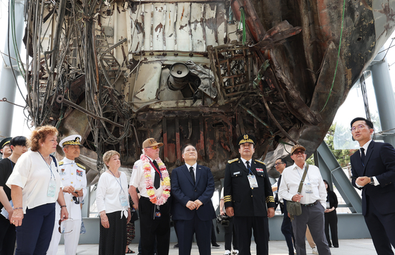 U.S. veterans of the Korean War and their family members tour the wreck of the corvette ROKS Cheonan, which North Korea attacked and sank on March 26, 2010, on display at a naval base in Pyeongtaek, Gyeonggi, on Monday. The tour was held to commemorate the 73rd anniversary of the Korean War, which started on June 25, 1950, and the 70th anniversary of the alliance between Korea and the U.S. [YONHAP]