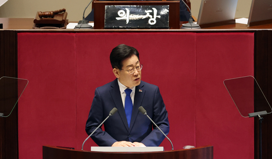 Democratic Party's leader Lee Jae-myung makes a speech at the National Assembly on Monday. [YONHAP]