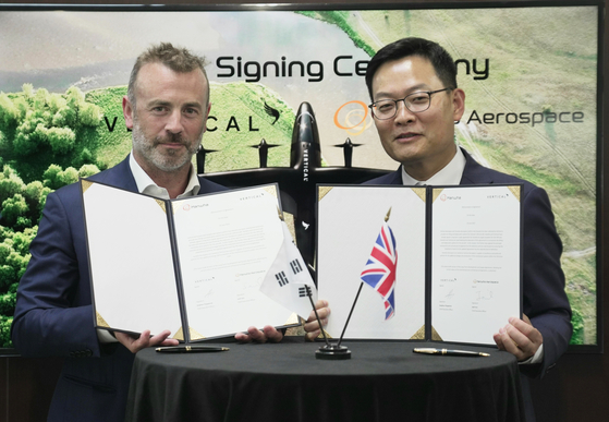 Stephen Fitzpatrick, left, Vertical Aerospace CEO, and Hanwha Aerospace CEO Son Jae-il pose for a photo after signing a memorandum of understanding for an aerial vehicle development project. [HANWHA AEROSPACE] 
