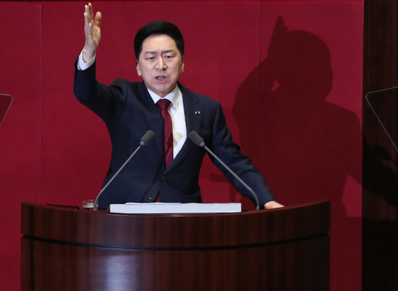 People Power Party leader Kim Gi-hyeon delivers a parliamentary speech at the National Assembly in Yeouido, western Seoul, on Tuesday. [NEWS1]