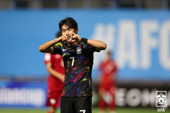 Korea’s Yun Do-young celebrates after scoring against Afghanistan in the AFC U-17 Asian Cup at Pathum Thani Stadium in Thailand. Korea won 4-0 to top Group B and earn a spot in the knockout round despite still having a game to play.  [YONHAP]