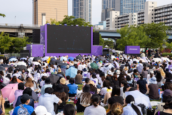Visitors at the ″2023 BTS Festa″ event held on Saturday at the Yeouido Han River Park in western Seoul [HYBE]
