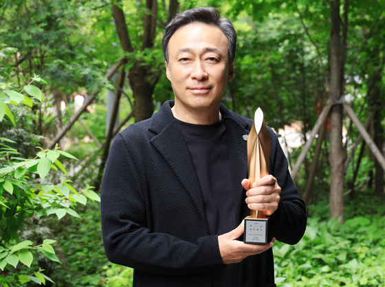 Actor Lee Sung-min, winner of the Best Actor award at the 59th Baeksang Arts Awards with JTBC’s 2022 hit drama series “Reborn Rich,” before an interview with the Korea JoongAng Daily in Sangam-dong, western Seoul. [BAEKSANG ARTS AWARDS ORGANIZING COMMITTEE]