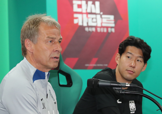 손흥민-클린스만, 중국서 구속된 한국 선수 뒤에 옹기종기 모여