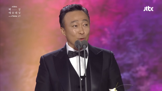 Actor Lee Sung-min gives a speech after winning the Best Actor award at the 59th Baeksang Arts Awards last April in Incheon. [SCREEN CAPTURE]