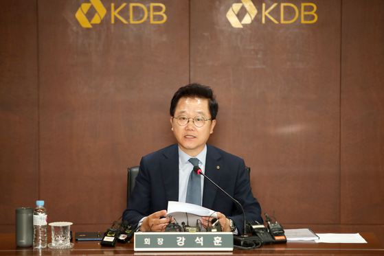 Korea Development Bank Chairman Kang Seog-hoon speaks at a press conference held to celebrate his first anniversary in the office in Yeouido, western Seoul, on Tuesday. [KDB]