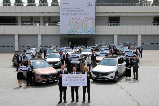 From left, Thomas Klein, CEO of Mercedes-Benz Korea, Lee Sung-joon, chairman of Hill of Love, and Lee Hoon-kyu, chairman of Future for Youth Foundation pose for a photo at a ceremony delivering 20 EQB EVs to 20 local social welfare organizations in Yongin, Gyeonggi on Monday. [MERCEDES-BENZ KOREA]
