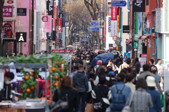 People walk the streets of Myeong-dong in central Seoul on March 28. [YONHAP]