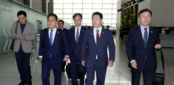 Lawmakers of the Democratic Party depart for Beijing from Incheon International Airport on Thursday morning, amid a diplomatic tiff between the two countries over Chinese Ambassador Xing Haiming's controversial remarks last week. [NEWS1]
