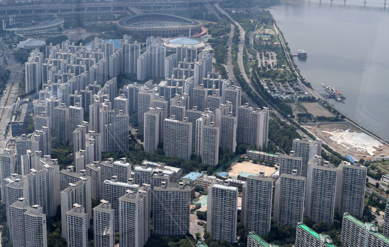 Apartments in Songpa District, southern Seoul, seen from Lotte World Tower on June 11. [NEWS1]