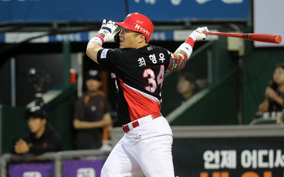 Choi Hyoung-woo hits two-run home run over the wall at the top of the fourth inning in a game against the Hanwha Eagles at Daejeon Hanbat Baseball Stadium in Daejeon on Tuesday. With the two runs, the 1,499th and 1,500th RBIs of his career, Choi set a new KBO record for most career RBIs.  [YONHAP]