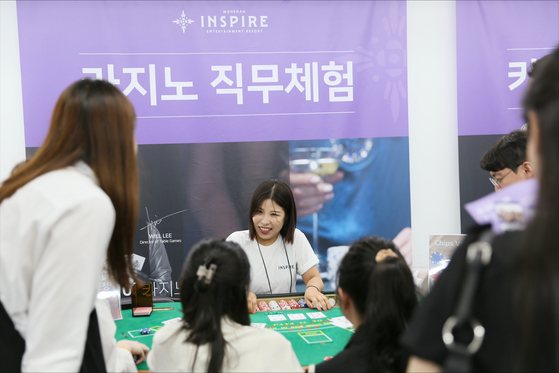 Participants in the Inspire Entertainment Resort experience what it would be like to work at the resort's casino during the resort's recruiting day in Gangnam District, southern Seoul, on Tuesday. [INSPIRE ENTERTAINMENT RESORT]