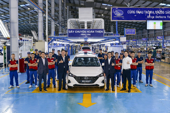 Employees of Hyundai Motor celebrate shipping of its Accent sedans at its Ninh Binh plant on July 8. [HYUNDAI MOTOR]